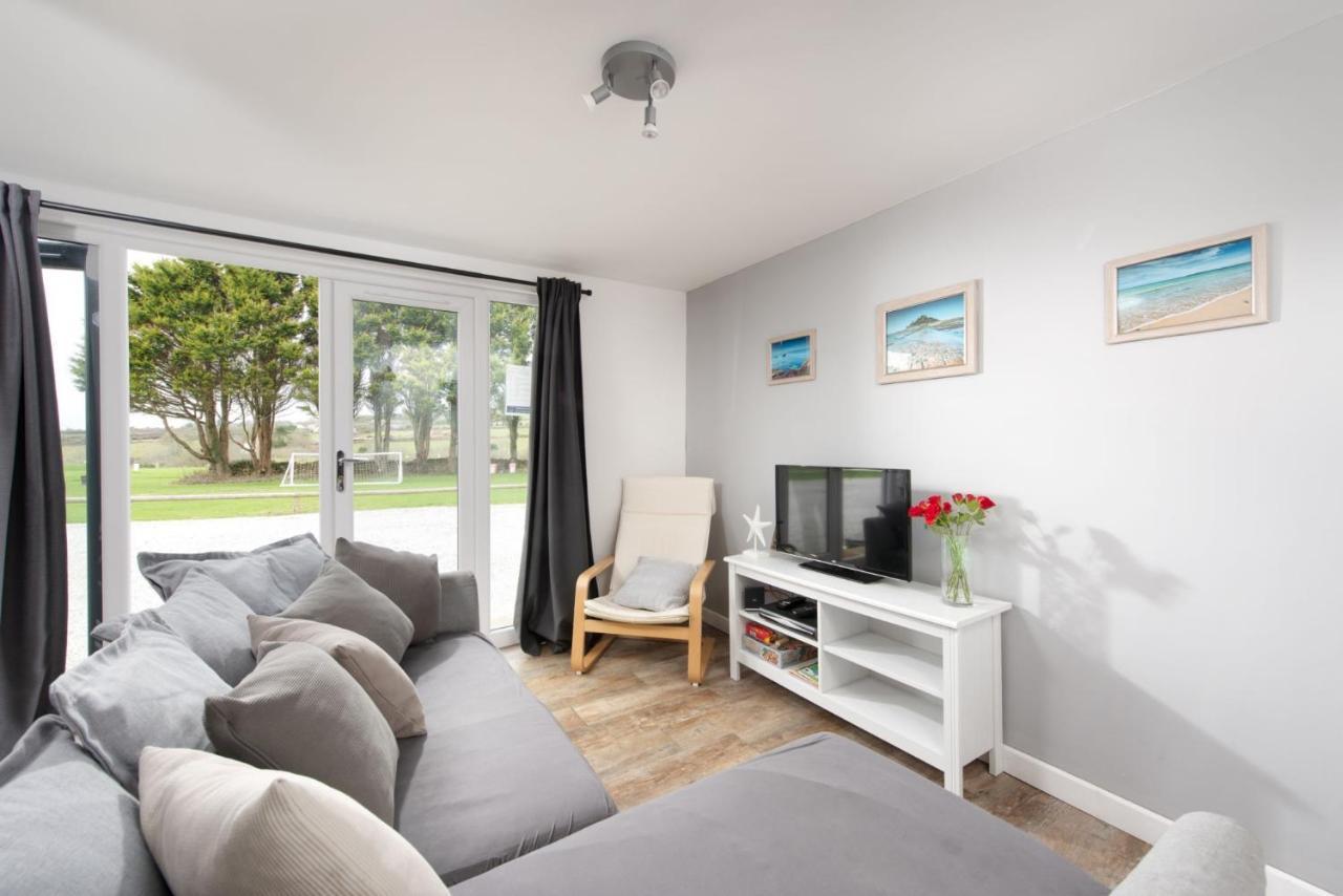 Wheal Prosper- Beautifully Fitted Wooden Lodge Helston Cornwall Екстер'єр фото